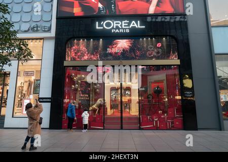 SHANGHAI, CHINA - JANUARY 12, 2022 - L 'Oreal Paris flagship store in Shanghai, China, January 12, 2022. Stock Photo