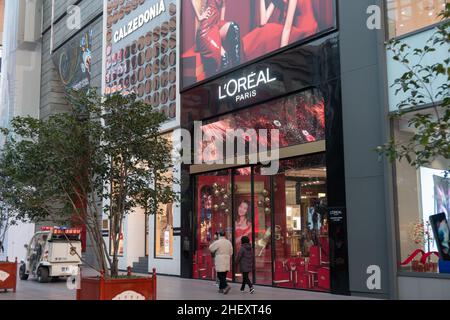 SHANGHAI, CHINA - JANUARY 12, 2022 - L 'Oreal Paris flagship store in Shanghai, China, January 12, 2022. Stock Photo