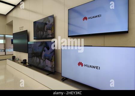 Shanghai, Shanghai, China. 13th Jan, 2022. On January 12, 2022, in Shanghai, Huawei's newly released flagship notebook matebook x Pro has been displayed and sold in Huawei's global flagship store on Nanjing Road. (Credit Image: © SIPA Asia via ZUMA Press Wire) Stock Photo