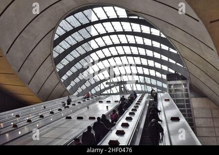 The curved glass canopy over the entrance of Canary Wharf underground ...