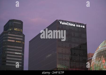 Yum China logo outside building. Fast-food restaurant company Stock Photo