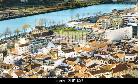 Vista panorámica de una ciudad y su río en Portugal Stock Photo