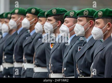 Berlin, Deutschland. 13th Jan, 2022. Soldiers of the Bundeswehr guard battalion wear an FFP2 mask. Berlin, January 13, 2022 Copyright: Thomas Imo/ photothek.net Credit: dpa/Alamy Live News Stock Photo