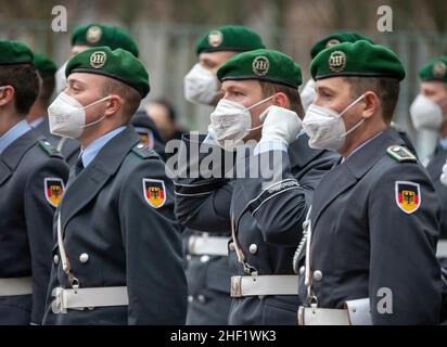 Berlin, Deutschland. 13th Jan, 2022. Soldiers of the Bundeswehr guard battalion wear an FFP2 mask. Berlin, January 13, 2022 Copyright: Thomas Imo/ photothek.net Credit: dpa/Alamy Live News Stock Photo