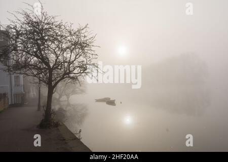 Dense early morning fog on the banks of the River Thames at Strand-on-the-Green, Chiswick, London, England, U.K. Stock Photo