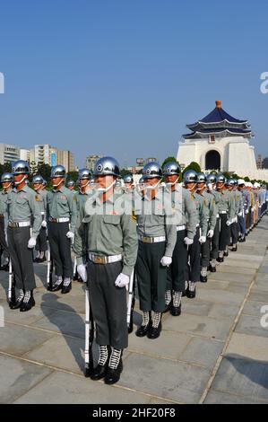 The ceremonial changing of the guard at Chiang Kai-shek Memorial Hall ...