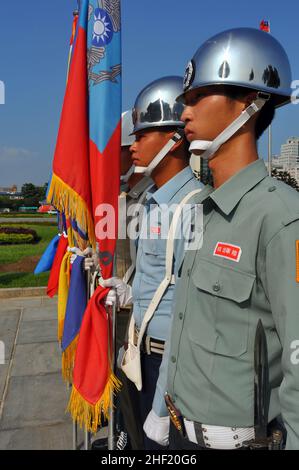 The ceremonial changing of the guard at  Chiang Kai-shek Memorial Hall, Taipei, Taiwan (國立中正紀念堂, 台北市, 台灣) Stock Photo