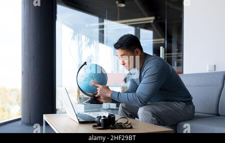 Traveler Asian blogger, holds an online meeting with fans, talks about the countries visited, has fun and teaches others to travel Stock Photo