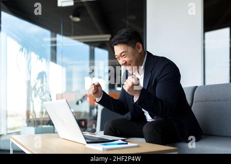 Amazed Man Sitting in Office Workplace, Opening Gift Box and Looking Inside  with Surprised Joyful Expression Stock Photo - Image of arab, celebration:  195519770