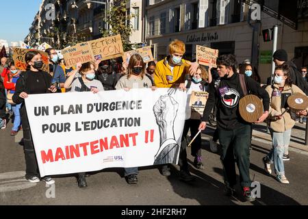 Marseille, France. 13th Jan, 2022. Protesters hold a banner expressing their opinion during the demonstration.The teachers' unions have launched a national strike against the binding health protocol put in place at schools by the Minister of Education. Credit: SOPA Images Limited/Alamy Live News Stock Photo
