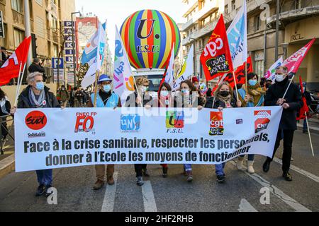 Marseille, France. 13th Jan, 2022. Protesters hold flags and a banner expressing their opinion during the demonstration.The teachers' unions have launched a national strike against the binding health protocol put in place at schools by the Minister of Education. Credit: SOPA Images Limited/Alamy Live News Stock Photo