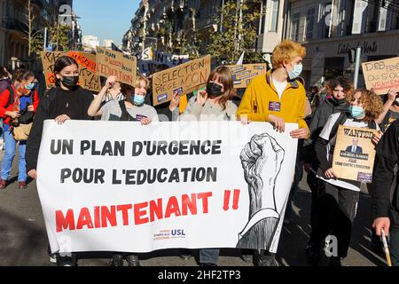 Marseille, France. 13th Jan, 2022. Protesters hold a banner expressing their opinion during the demonstration.The teachers' unions have launched a national strike against the binding health protocol put in place at schools by the Minister of Education. (Photo by Denis Thaust/SOPA Images/Sipa USA) Credit: Sipa USA/Alamy Live News Stock Photo