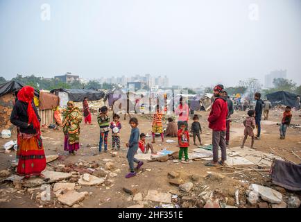 Ghaziabad, India. 13th Jan, 2022. A grim view of slum dwellers living in poor deplorable plight.Poor people living in urban slum area of vasundhara, Urban poverty in India is now over 25 percent, close to 81 million people in urban areas live below the poverty line. Several reports indicate that the national level of around 150-199 additional million people will become poor due to COVID-19 crisis, while those who are already poor will be pushed deeper into poverty. (Photo by Pradeep Gaur/SOPA Images/Sipa USA) Credit: Sipa USA/Alamy Live News Stock Photo