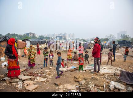 Ghaziabad, India. 13th Jan, 2022. A grim view of slum dwellers living in poor deplorable plight.Poor people living in urban slum area of vasundhara, Urban poverty in India is now over 25 percent, close to 81 million people in urban areas live below the poverty line. Several reports indicate that the national level of around 150-199 additional million people will become poor due to COVID-19 crisis, while those who are already poor will be pushed deeper into poverty. Credit: SOPA Images Limited/Alamy Live News Stock Photo