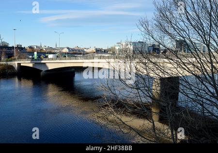 The Wellington (or Queen Elizabeth( bridge was built in 1983 to replace the 150 year old suspension bridge parallel to it across the River Dee in Aber Stock Photo