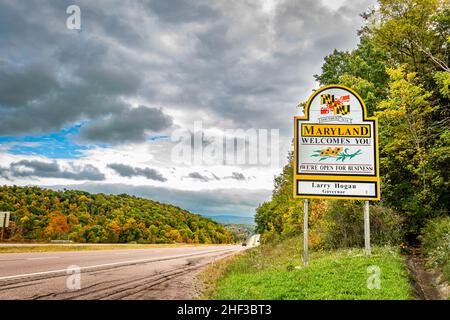 A Maryland Welcomes You sign on the highway marking the state border with West Virginia. Stock Photo