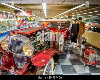 Una colección de radios antiguas en el museo del automóvil de tallahassee  generative ai