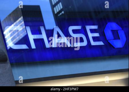 New York, USA. 13th Jan, 2022. View of the JPMorgan Chase bank branch logo on Park Avenue in New York, NY, January 13, 2022. JPMorgan Chase CEO Jamie Dimon said that unvaccinated employees could terminated. (Photo by Anthony Behar/Sipa USA) Credit: Sipa USA/Alamy Live News Stock Photo