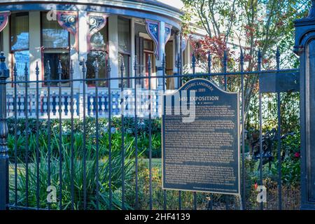 NEW ORLEANS, LA, USA - JANUARY 11, 2022: Historic marker and home at the edge of Audubon Park Stock Photo