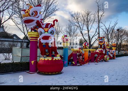 Yantai, Yantai, China. 14th Jan, 2022. On January 13, 2022, Penglai District, Yantai City, Shandong Province ushered in the first large-scale snowfall in the new year. The ancient pavilion, lanterns, auspicious snow and seagulls are as beautiful as a picture. Yantai meteorological observatory continued to issue the yellow warning signal of road icing at 9:00 on January 13 (Credit Image: © SIPA Asia via ZUMA Press Wire) Stock Photo