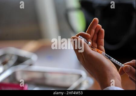 Tunis, Tunisia. 13th Jan, 2022. Tunis, Tunisia. January 13, 2021: Tunisians receives a dose of the Covid-19 vaccine during an ongoing mass vaccination campaign to contain the current explosion of Covid-19 cases and the spread of the Omicron variant. Since December 22, a compulsory vaccination pass has been introduced to access public transport and for entry to public buildings and shopping centres (Credit Image: © Hasan Mrad/IMAGESLIVE via ZUMA Press Wire) Stock Photo