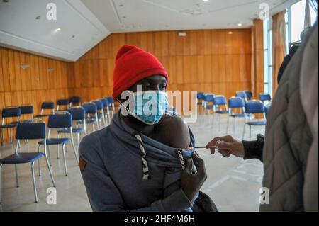 Tunis, Tunisia. 13th Jan, 2022. Tunis, Tunisia. January 13, 2021: Tunisians receives a dose of the Covid-19 vaccine during an ongoing mass vaccination campaign to contain the current explosion of Covid-19 cases and the spread of the Omicron variant. Since December 22, a compulsory vaccination pass has been introduced to access public transport and for entry to public buildings and shopping centres (Credit Image: © Hasan Mrad/IMAGESLIVE via ZUMA Press Wire) Stock Photo