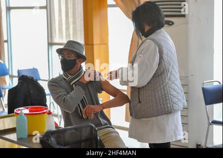 Tunis, Tunisia. 13th Jan, 2022. Tunis, Tunisia. January 13, 2021: Tunisians receives a dose of the Covid-19 vaccine during an ongoing mass vaccination campaign to contain the current explosion of Covid-19 cases and the spread of the Omicron variant. Since December 22, a compulsory vaccination pass has been introduced to access public transport and for entry to public buildings and shopping centres (Credit Image: © Hasan Mrad/IMAGESLIVE via ZUMA Press Wire) Stock Photo