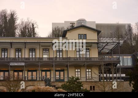 Remagen Rolandseck, Germany. 11th Jan, 2022. The App Museum, with the historic Künstlerbahnhof Rolandseck and a new building by US star architect Richard Meier on the Rhine slope south of Bonn, is one of the most important art museums in Rhineland-Palatinate. Credit: Thomas Frey/dpa/Alamy Live News Stock Photo