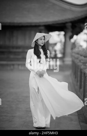 Ao dai vietnam Black and White Stock Photos & Images - Alamy