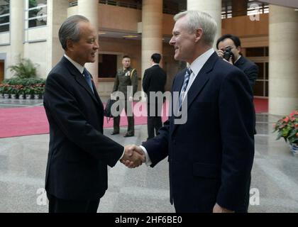 Secretary of the Navy (SECNAV) the Honorable Ray Mabus meets with Chinese Vice Foreign Minister Cui Tiankai in Beijing. Stock Photo