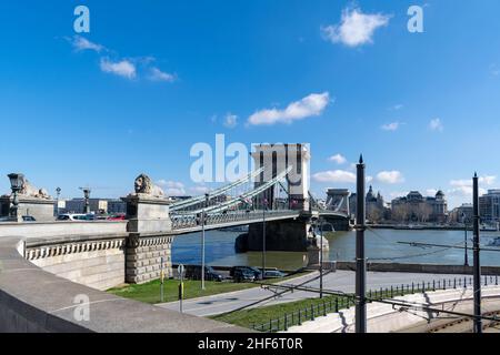 Budapest, Hungary - 12th March 2019: The Széchenyi Chain Bridge is a suspension bridge that spans the River Danube between Buda and Pest, popular with Stock Photo