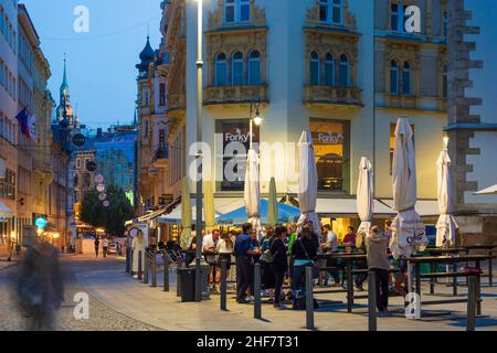 Brno (Brünn),  outdoor bar and restaurant at Jakubske namesti (Jacob's Square) in Jihomoravsky,  South Moravia,  Südmähren,  Czech Stock Photo