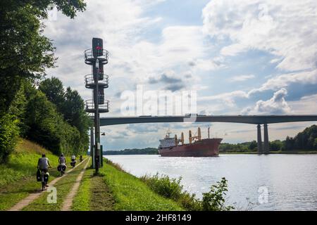 Rade b. Rendsburg,  cargo ship on Nord-Ostsee-Kanal (Kiel Canal),  freeway bridge Rader Hochbrücke in Binnenland,  Schleswig-Holstein,  Germany Stock Photo