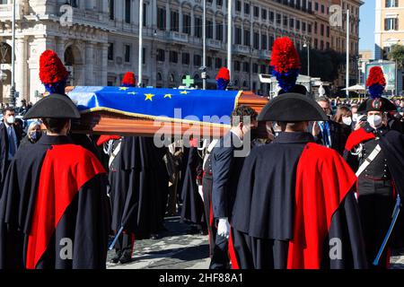 Rome, Italy. 14th Jan, 2022. The coffin arrives in the church draped in the flag of the European Union. The funeral ceremony of the late President of the European Parliament David Sassoli at the Basilica of Santa Maria degli Angeli e dei Martiri. (Photo by Stefano Costantino/SOPA Images/Sipa USA) Credit: Sipa USA/Alamy Live News Stock Photo