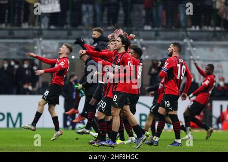 Genoa, Italy. 24 April 2022. Players of Genoa CFC celebrate the victory at  the end of the Serie A football match between Genoa CFC and Cagliari  Calcio. Credit: Nicolò Campo/Alamy Live News