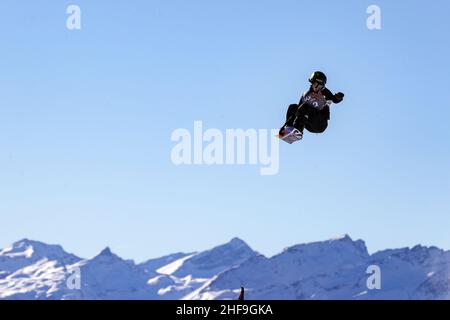 Laax, Switzerland. 14th Jan, 2022. Tess Coady of Australia competes during the women's snowboard slopestyle semifinal at FIS Snowboard World Cup 2022 in Laax, Switzerland, Jan. 14, 2022. Credit: Zhang Cheng/Xinhua/Alamy Live News Stock Photo