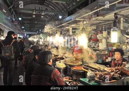 The bustling market where residents enjoy the Korean delights in food on offer at the Gwangjang Market 광장시장, Jongno, Seoul, South Korea. Stock Photo