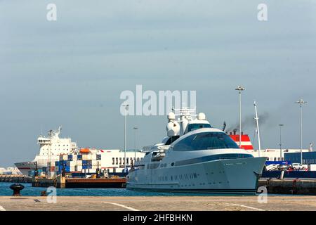 Yate en el Puerto de Cádiz, Andalucia Stock Photo