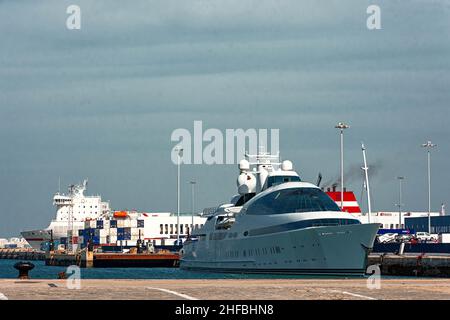 Yate en el Puerto de Cádiz, Andalucia Stock Photo