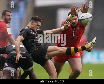 Toulouse's Emmanuel Meafou (left) and Wasps' Tom Willis battle for a lose  ball during the Heineken