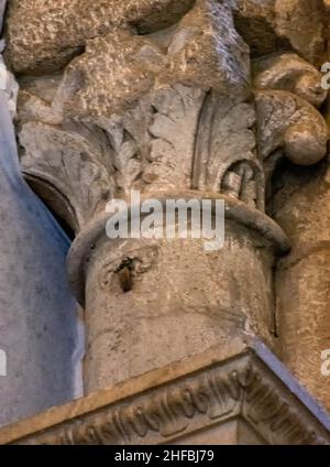 Capiteles con figuras en la Catedral de Santiago de Compostela Stock Photo