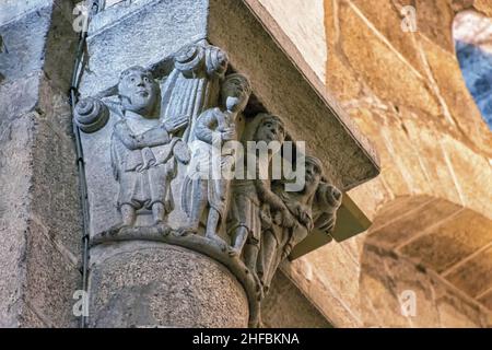 Capiteles con figuras en la Catedral de Santiago de Compostela Stock Photo