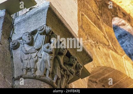 Capiteles con figuras en la Catedral de Santiago de Compostela Stock Photo