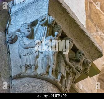 Capiteles con figuras en la Catedral de Santiago de Compostela Stock Photo