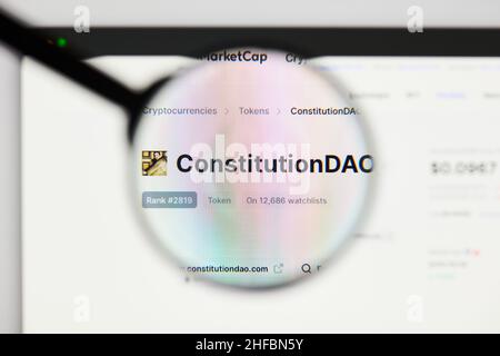 Milan, Italy - January 11, 2022: constitutiondao - PEOPLE website's hp.  constitutiondao, PEOPLE coin logo visible through a loope. Defi, ntf, cryptoc Stock Photo