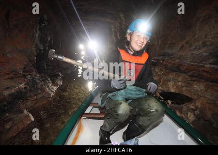 15 January 2022, Saxony-Anhalt, Wettelrode: Marie-Charlotte Select from Gerbstedt takes part in a canoe tour in the Röhrigschacht. 283 meters underground in the Röhrigschacht, you can not only ride the mine train and take a look on foot at how copper ore used to be mined in the Sangerhausen and Mansfeld mining districts. From now on, deep down in the mountain after the Corona loosenings, canoeing is also possible again. The canoeing fun at 1,800 meters takes visitors down a route that is about 135 years old and branches off from the normal museum area. Participants travel a total of around 1,  Stock Photo