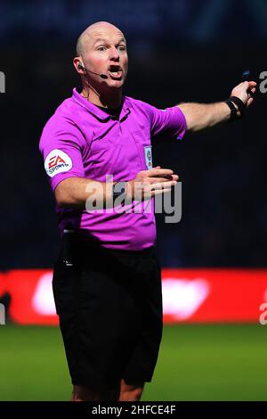 London, UK. 15th Jan, 2022. Referee Simon Hooper in action during the game. EFL Skybet Championship match, Queens Park Rangers v West Bromwich Albion at The Kiyan Prince Foundation Stadium, Loftus Road in London on Saturday 15th January 2022. this image may only be used for Editorial purposes. Editorial use only, license required for commercial use. No use in betting, games or a single club/league/player publications. pic by Steffan Bowen/Andrew Orchard sports photography/Alamy Live news Credit: Andrew Orchard sports photography/Alamy Live News Stock Photo