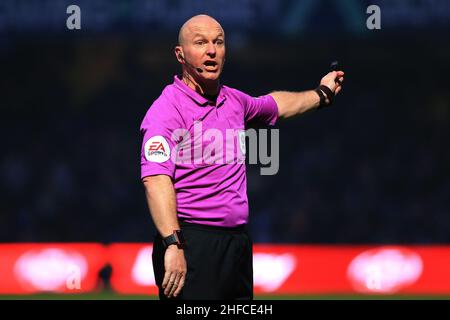 London, UK. 15th Jan, 2022. Referee Simon Hooper in action during the game. EFL Skybet Championship match, Queens Park Rangers v West Bromwich Albion at The Kiyan Prince Foundation Stadium, Loftus Road in London on Saturday 15th January 2022. this image may only be used for Editorial purposes. Editorial use only, license required for commercial use. No use in betting, games or a single club/league/player publications. pic by Steffan Bowen/Andrew Orchard sports photography/Alamy Live news Credit: Andrew Orchard sports photography/Alamy Live News Stock Photo