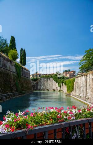 Peschiera del Garda ist eine italienische Gemeinde in der Provinz Verona, Region Venetien. Teile der Altstadt trennen mit ihren Festungsanlagen den Or Stock Photo