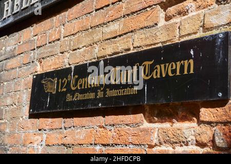 OXFORD, UK - April 13, 2021. Oxford pub'12th century curf cavern' sign on road. Stock Photo